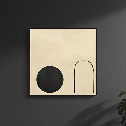 Forme abstraite noire suspendue par une ligne fine sur un fond crème, offrant une impression de mouvement dans un espace minimaliste.