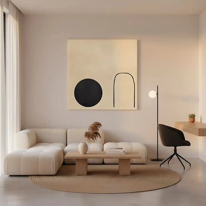 Forme abstraite noire suspendue par une ligne fine sur un fond crème, offrant une impression de mouvement dans un espace minimaliste.