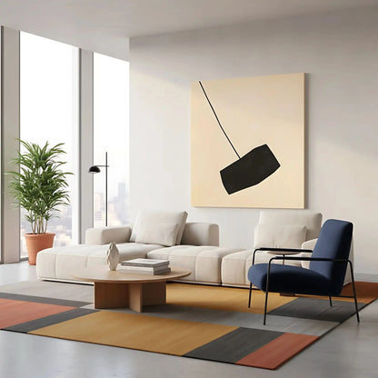 Tableau minimaliste avec fond beige et forme noire suspendue. Contraste subtil, idéal pour un salon moderne.