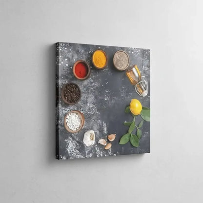 Nature morte minimaliste avec épices rouges et jaunes, grains de café, ail et citron; composition épurée.