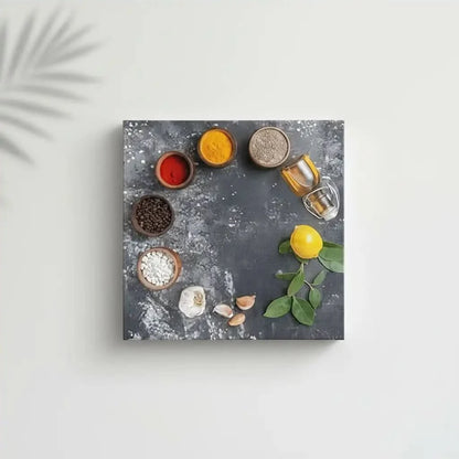 Nature morte minimaliste avec épices rouges et jaunes, grains de café, ail et citron; composition épurée.