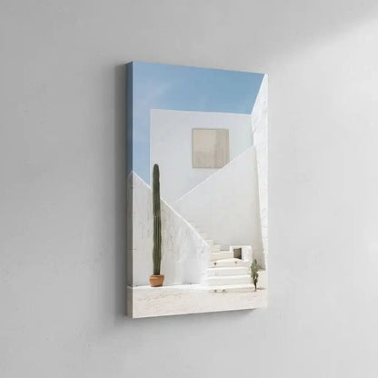 Escalier épuré, cactus vert et ciel bleu limpide, créant une ambiance moderne et minimaliste, idéale pour une décoration simple et tranquille.