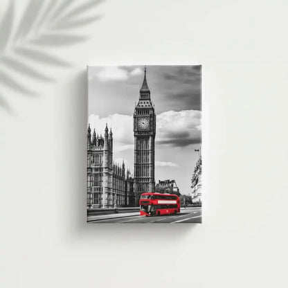 Big Ben et un bus à impériale rouge dans une scène noire et blanche, symbolisant l'énergie et la modernité de Londres, parfaite pour une décoration urbaine.