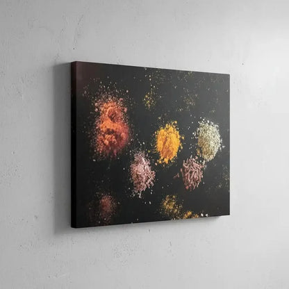 Explosion d’épices abstraite: paprika rouge, curcuma jaune, sel rose et graines blanches sur fond noir; oeuvre mystérieuse.