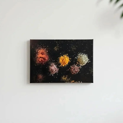 Explosion d’épices abstraite: paprika rouge, curcuma jaune, sel rose et graines blanches sur fond noir; oeuvre mystérieuse.