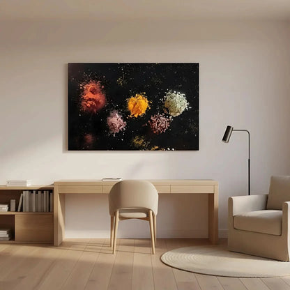 Explosion d’épices abstraite: paprika rouge, curcuma jaune, sel rose et graines blanches sur fond noir; oeuvre mystérieuse.