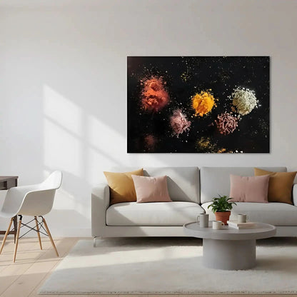 Explosion d’épices abstraite: paprika rouge, curcuma jaune, sel rose et graines blanches sur fond noir; oeuvre mystérieuse.