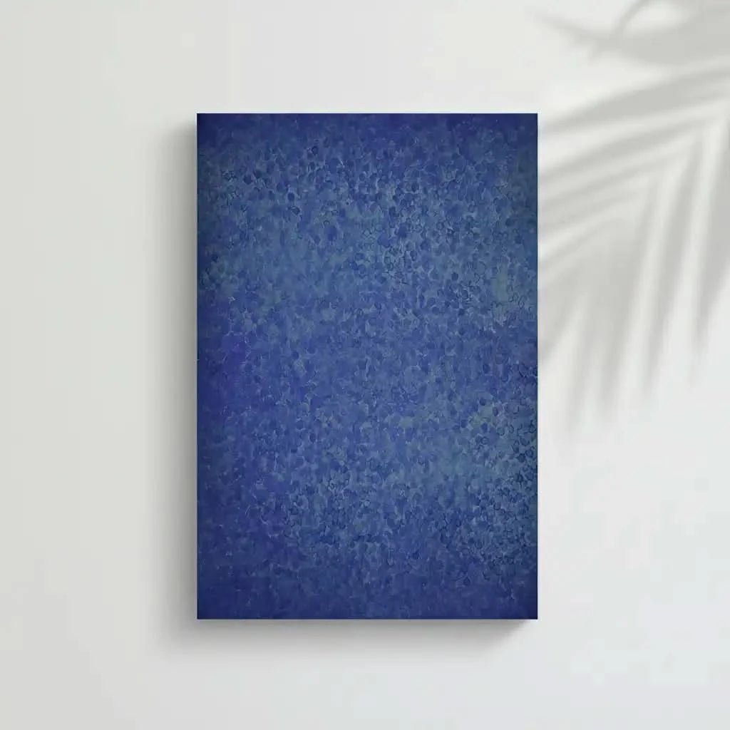 Tableau abstrait en nuances de bleu avec textures organiques. Atmosphère immersive, idéal pour un salon moderne.