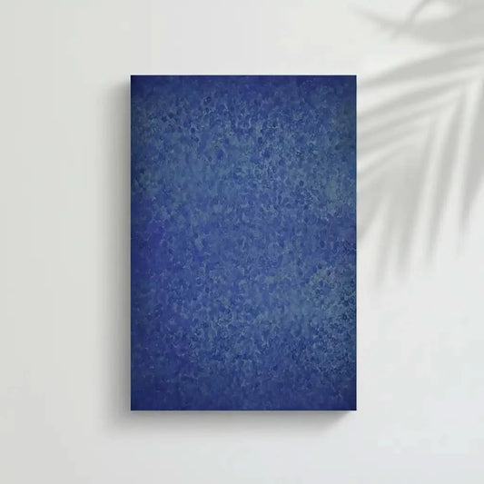 Tableau abstrait en nuances de bleu avec textures organiques. Atmosphère immersive, idéal pour un salon moderne.