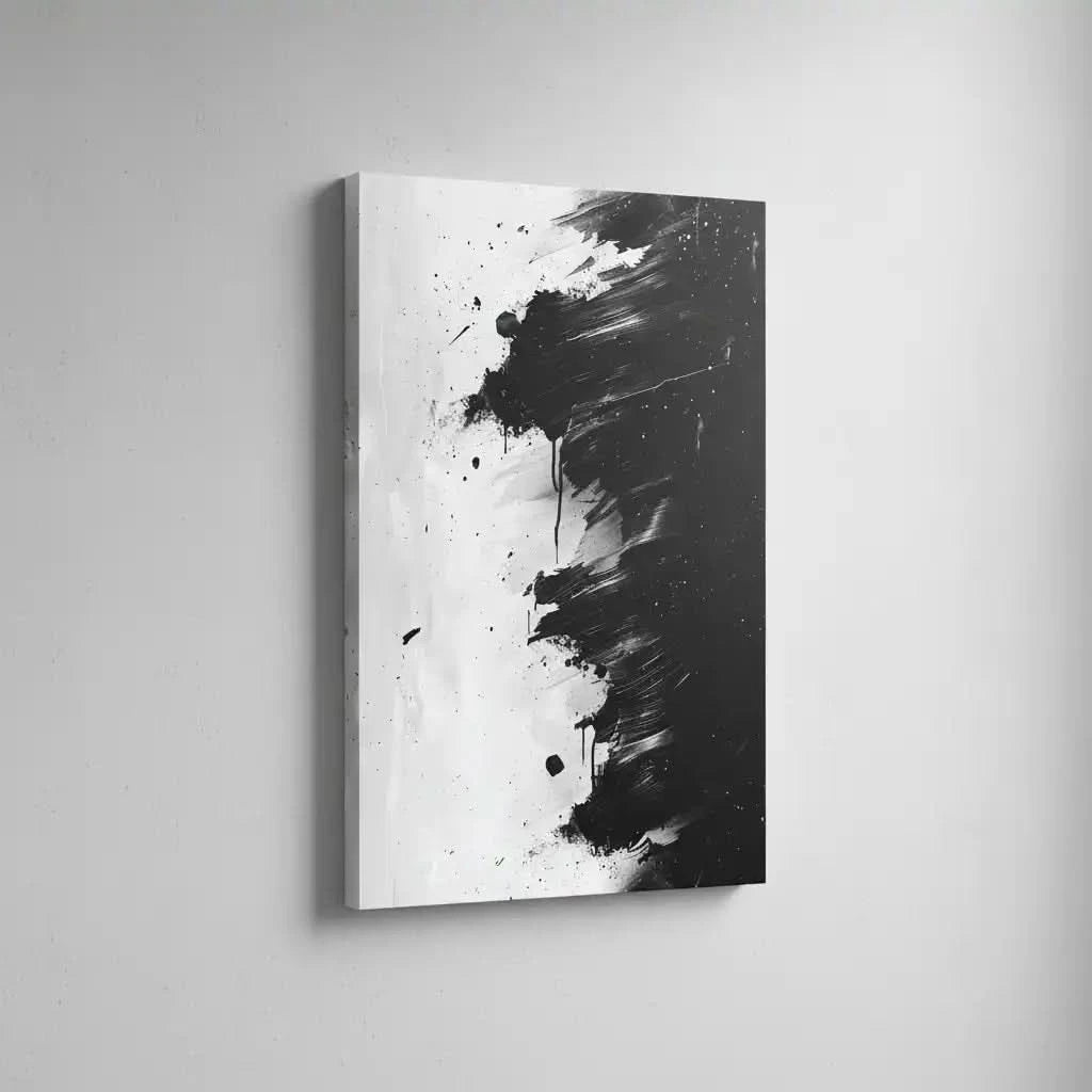 Peinture abstraite en noir et blanc avec des coups de pinceau dynamiques, idéale pour un salon moderne.