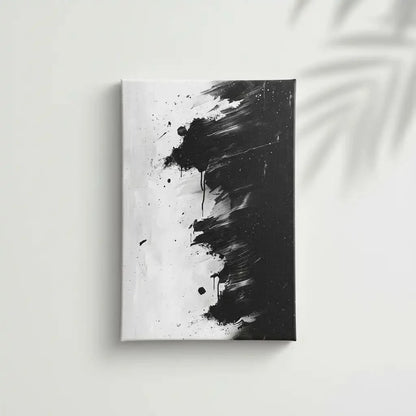 Peinture abstraite en noir et blanc avec des coups de pinceau dynamiques, idéale pour un salon moderne.