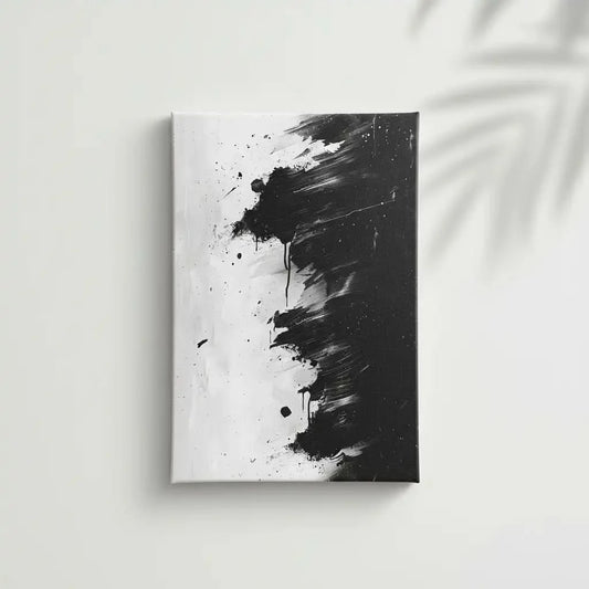 Peinture abstraite en noir et blanc avec des coups de pinceau dynamiques, idéale pour un salon moderne.