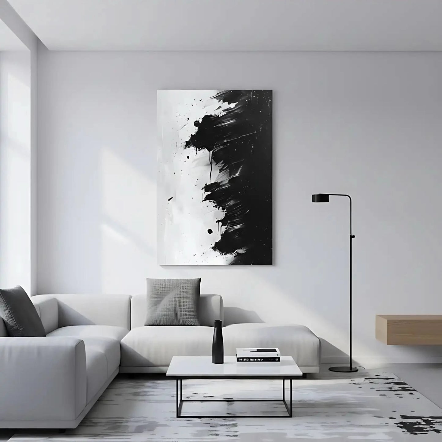 Peinture abstraite en noir et blanc avec des coups de pinceau dynamiques, idéale pour un salon moderne.