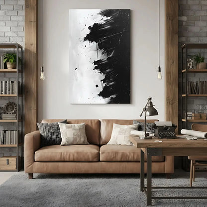 Peinture abstraite en noir et blanc avec des coups de pinceau dynamiques, idéale pour un salon moderne.