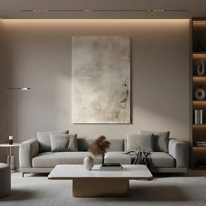 Peinture abstraite aux tons neutres avec des lignes subtiles et textures douces, créant une ambiance calme, idéale pour un salon moderne.