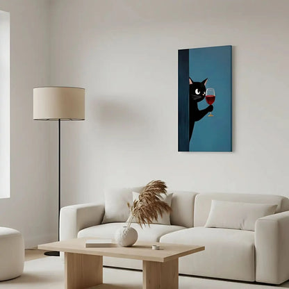 Un chat noir observant mystérieusement avec un verre de vin, créant une atmosphère intrigante, parfait pour une chambre calme.