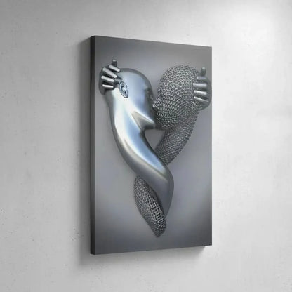 Deux visages s'embrassent, l'un argenté, l'autre en maille, dans une toile abstraite évoquant passion et sérénité.