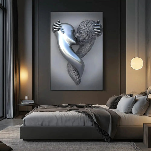 Deux visages s'embrassent, l'un argenté, l'autre en maille, dans une toile abstraite évoquant passion et sérénité.