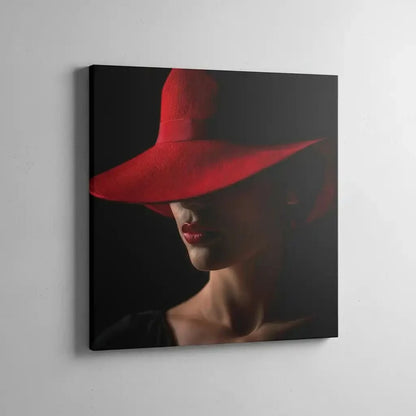Portrait d'une femme avec un chapeau rouge, accentuant ses lèvres rouges et créant une ambiance mystérieuse et élégante, idéale pour un espace moderne.