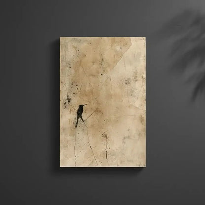 Peinture abstraite avec des fissures et un oiseau en noir, créant une ambiance mystérieuse pour un salon.