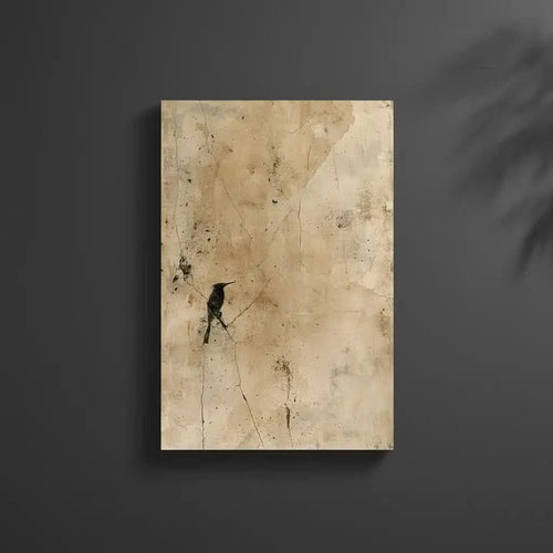 Peinture abstraite avec des fissures et un oiseau en noir, créant une ambiance mystérieuse pour un salon.