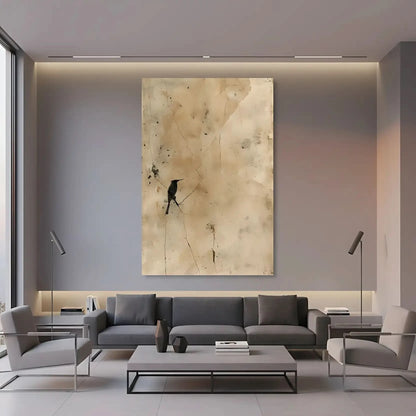 Peinture abstraite avec des fissures et un oiseau en noir, créant une ambiance mystérieuse pour un salon.