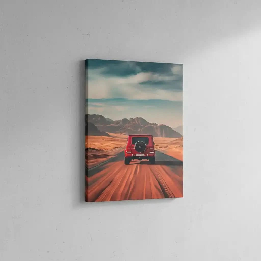 Photographie d'un voiture rouge roulant sur une route désertique, avec un paysage de montagnes lointaines, créant une ambiance d'aventure.
