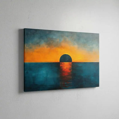 Un coucher de soleil dramatique avec un ciel aux couleurs chaudes, se reflétant sur l'eau calme, parfait pour une chambre ou un salon.