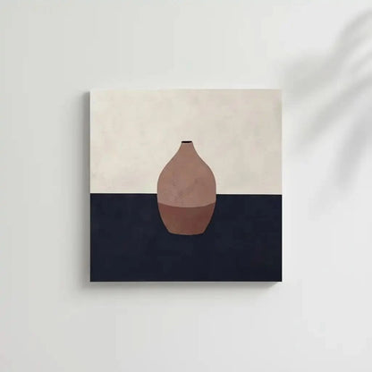 Tableau minimaliste avec vase en terre cuite sur fond contrasté. Élégant et apaisant, idéal pour un salon moderne.