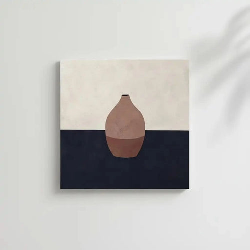 Tableau minimaliste avec vase en terre cuite sur fond contrasté. Élégant et apaisant, idéal pour un salon moderne.