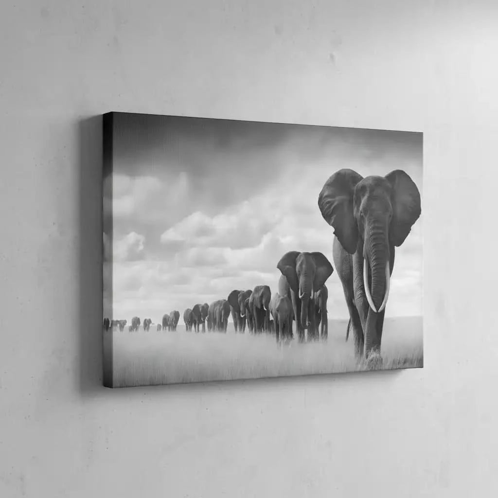 Tableau noir et blanc d'une file d'éléphants avançant dans la savane sous un ciel nuageux, symbole de force et d'unité.