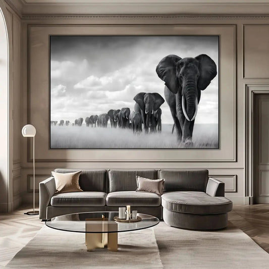 Tableau noir et blanc d'une file d'éléphants avançant dans la savane sous un ciel nuageux, symbole de force et d'unité.