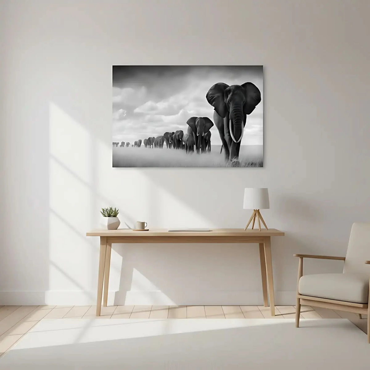 Tableau noir et blanc d'une file d'éléphants avançant dans la savane sous un ciel nuageux, symbole de force et d'unité.