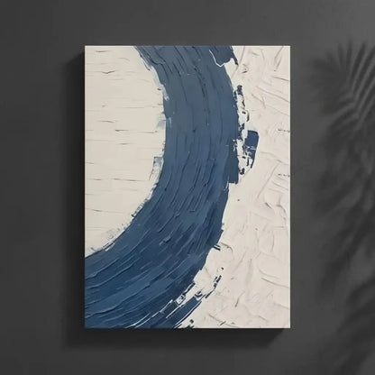 Tableau abstrait en bleu et blanc avec textures dynamiques. Mouvement puissant, idéal pour un salon moderne.