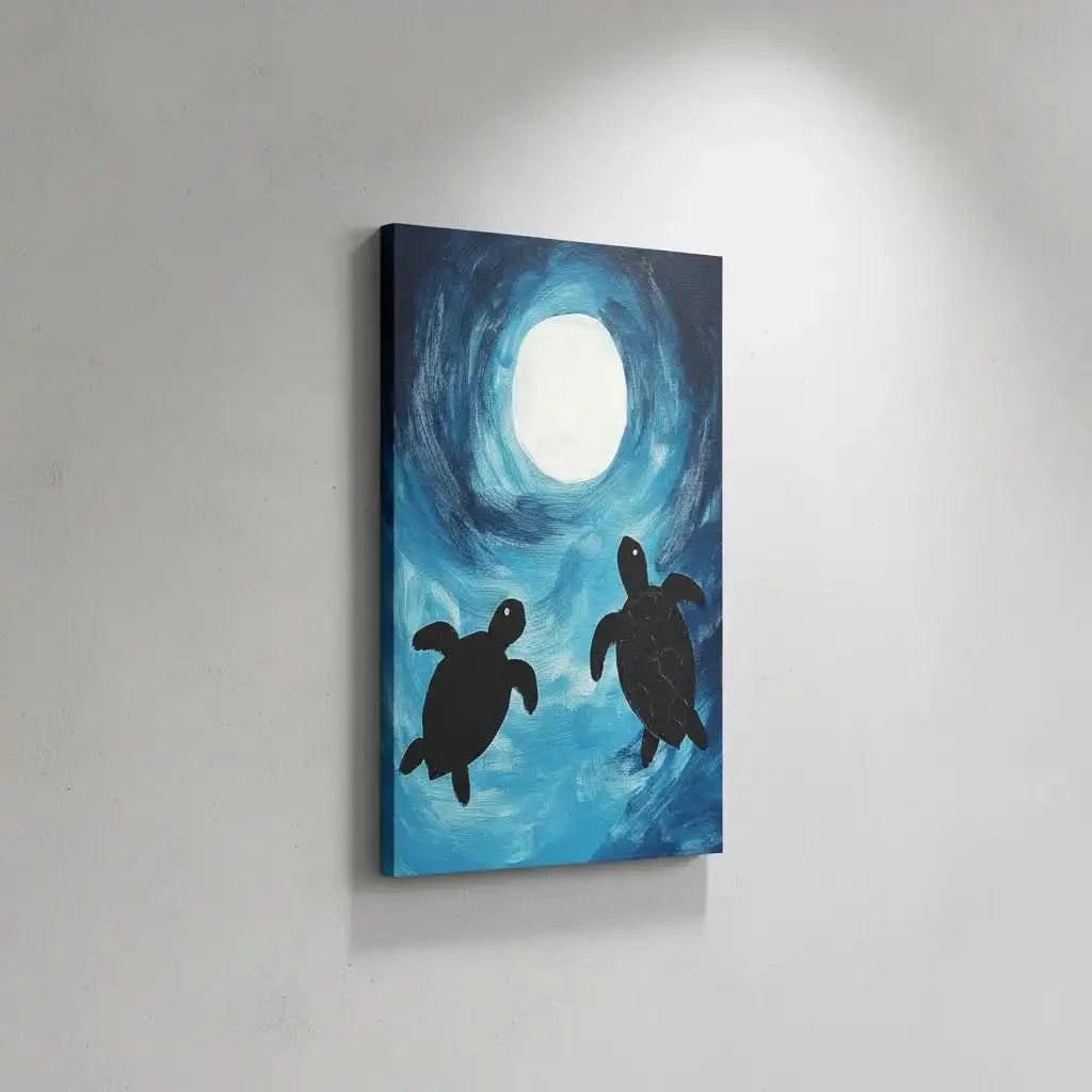 Peinture de deux tortues nageant sous la lumière de la lune, avec un fond bleu vibrant, idéale pour une chambre ou salon moderne.