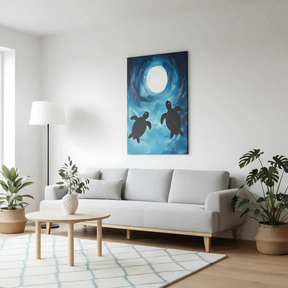 Peinture de deux tortues nageant sous la lumière de la lune, avec un fond bleu vibrant, idéale pour une chambre ou salon moderne.