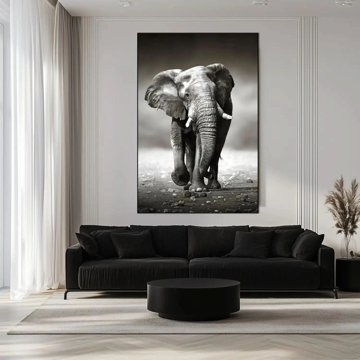 Photo noir et blanc d'un éléphant solitaire marchant sur terrain rocailleux, capturant sa force et sa majesté.