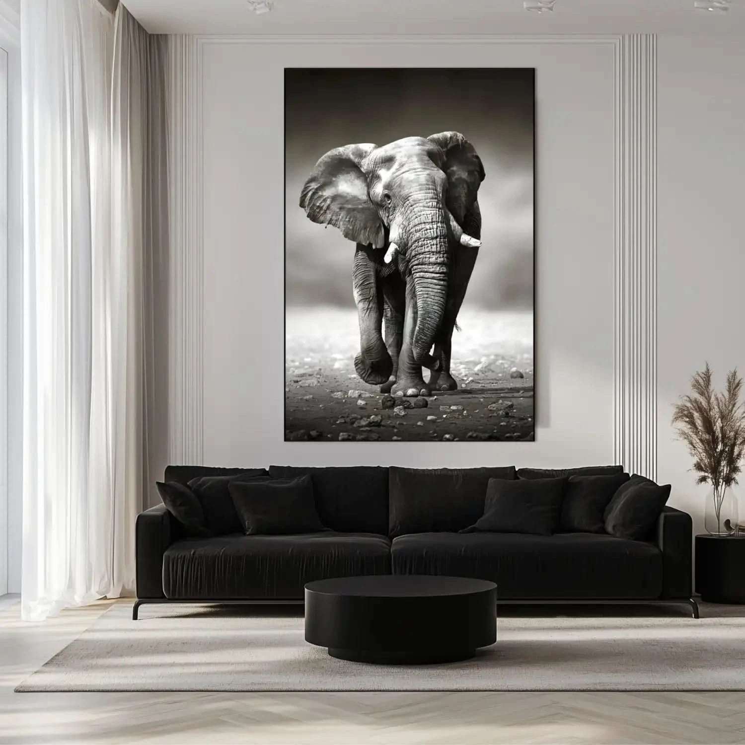 Photo noir et blanc d'un éléphant solitaire marchant sur terrain rocailleux, capturant sa force et sa majesté.