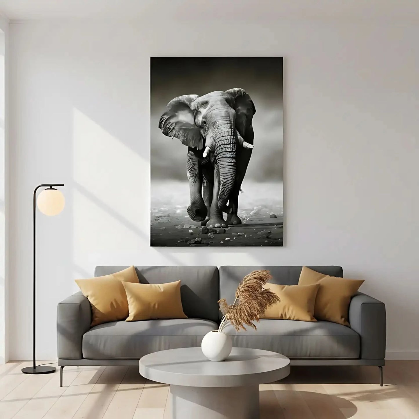 Photo noir et blanc d'un éléphant solitaire marchant sur terrain rocailleux, capturant sa force et sa majesté.