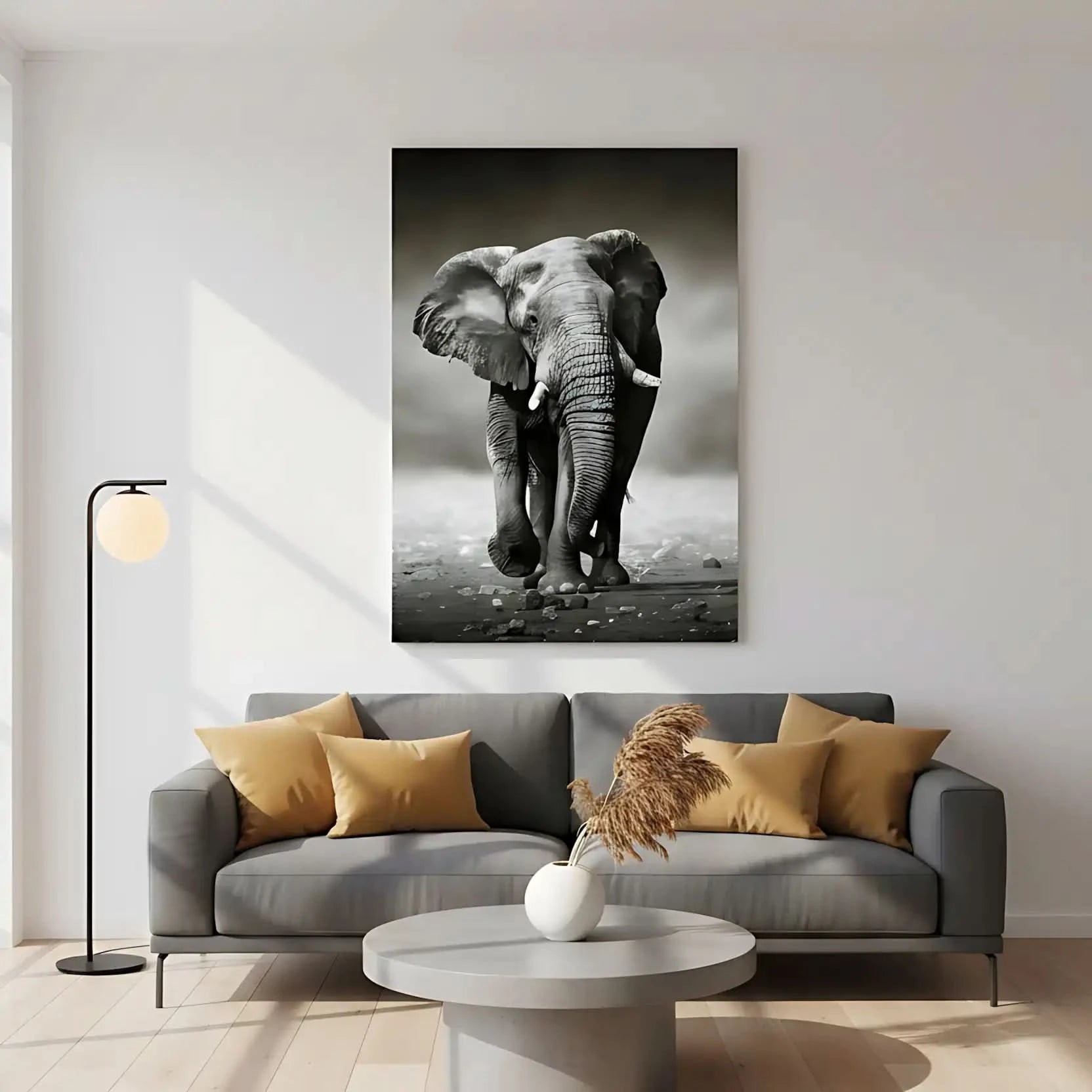 Photo noir et blanc d'un éléphant solitaire marchant sur terrain rocailleux, capturant sa force et sa majesté.