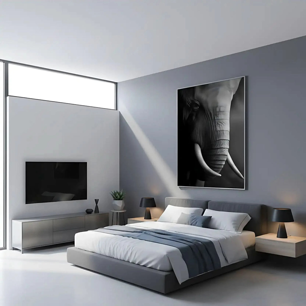 Gros plan en noir et blanc sur le visage d'un éléphant mettant en valeur la texture de sa peau et la courbe de sa défense.