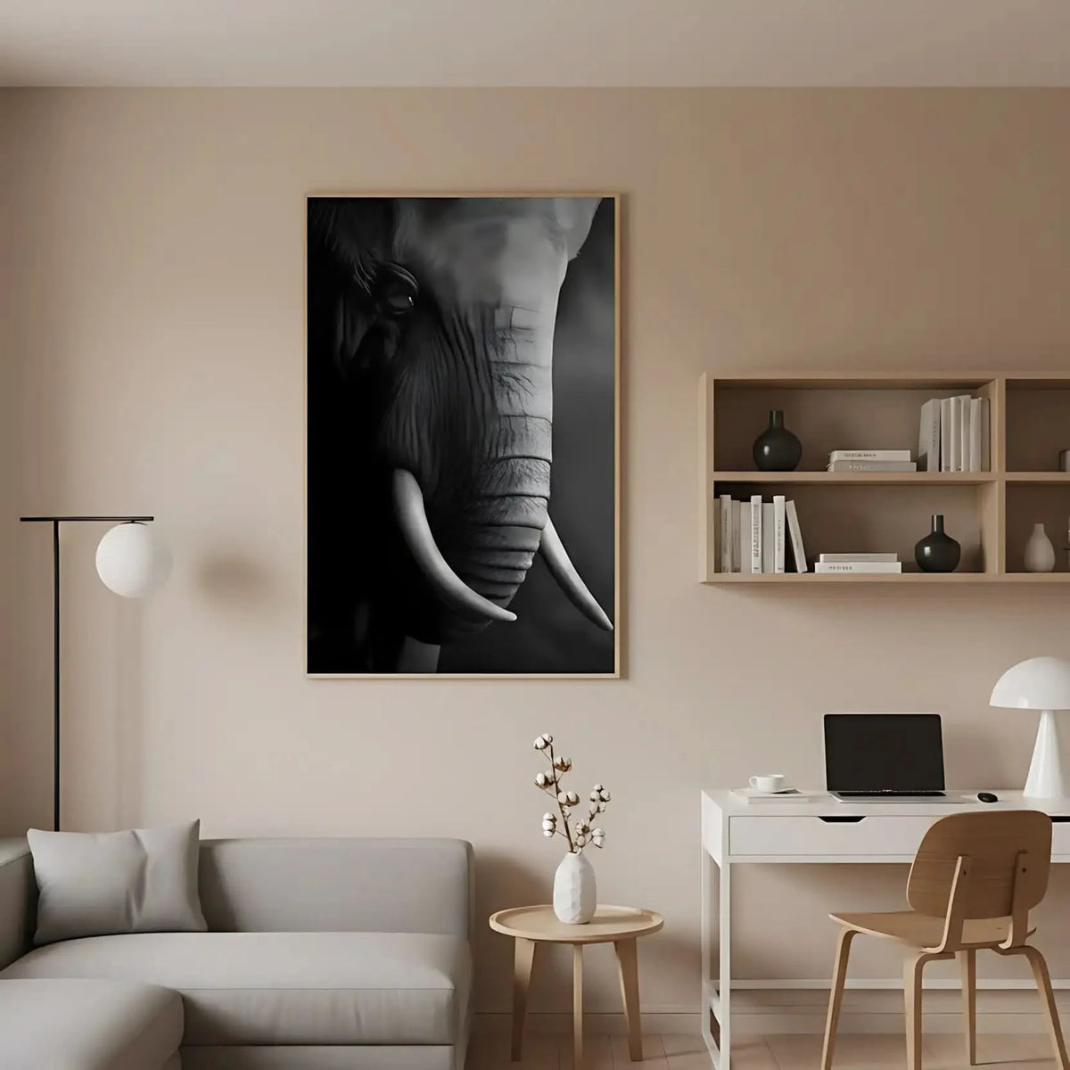 Gros plan en noir et blanc sur le visage d'un éléphant mettant en valeur la texture de sa peau et la courbe de sa défense.