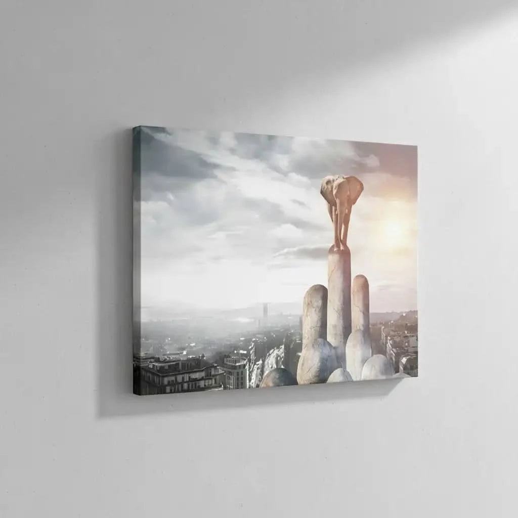 Éléphant sur piliers de pierre, ville moderne en arrière-plan, nuances de gris et beige, ambiance surréaliste et mystérieuse.