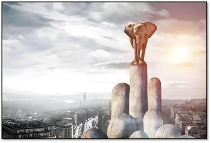 Éléphant sur piliers de pierre, ville moderne en arrière-plan, nuances de gris et beige, ambiance surréaliste et mystérieuse.