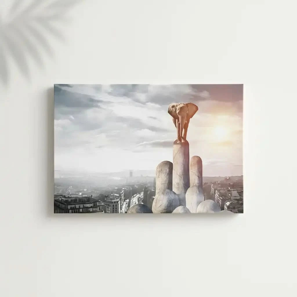 Éléphant sur piliers de pierre, ville moderne en arrière-plan, nuances de gris et beige, ambiance surréaliste et mystérieuse.