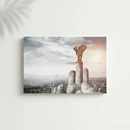 Éléphant sur piliers de pierre, ville moderne en arrière-plan, nuances de gris et beige, ambiance surréaliste et mystérieuse.