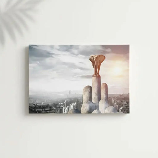 Éléphant sur piliers de pierre, ville moderne en arrière-plan, nuances de gris et beige, ambiance surréaliste et mystérieuse.