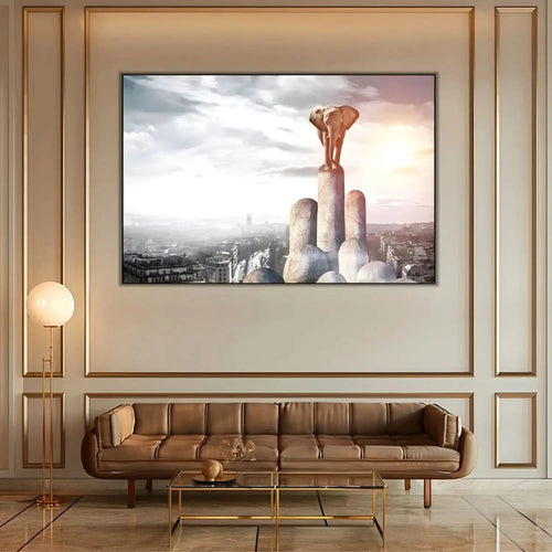 Éléphant sur piliers de pierre, ville moderne en arrière-plan, nuances de gris et beige, ambiance surréaliste et mystérieuse.