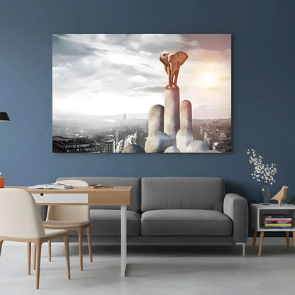 Éléphant sur piliers de pierre, ville moderne en arrière-plan, nuances de gris et beige, ambiance surréaliste et mystérieuse.