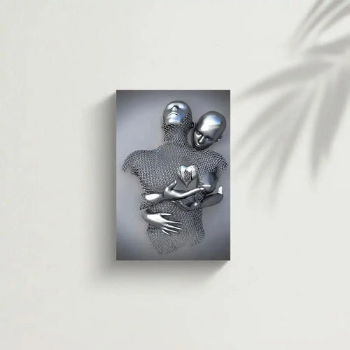 Silhouette en maille enlacée par un corps argenté portant un coeur, dans un tableau abstrait gris montrant amour et sérénité.